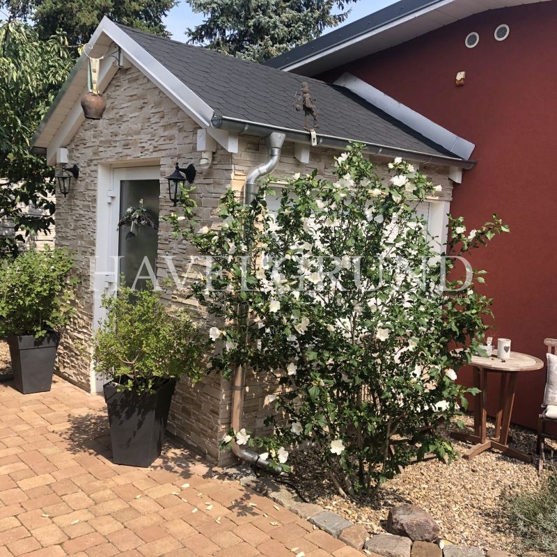 Großer Bungalow mit 4 Zimmern, Nebengelass, Doppelgarage und Pool